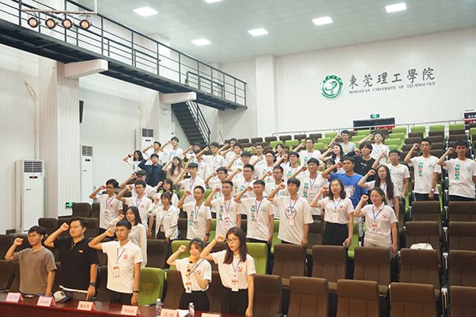 会议室里的人们 描述已自动生成