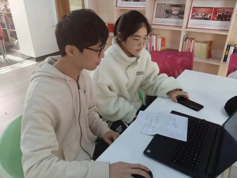 人在玩电脑描述已自动生成