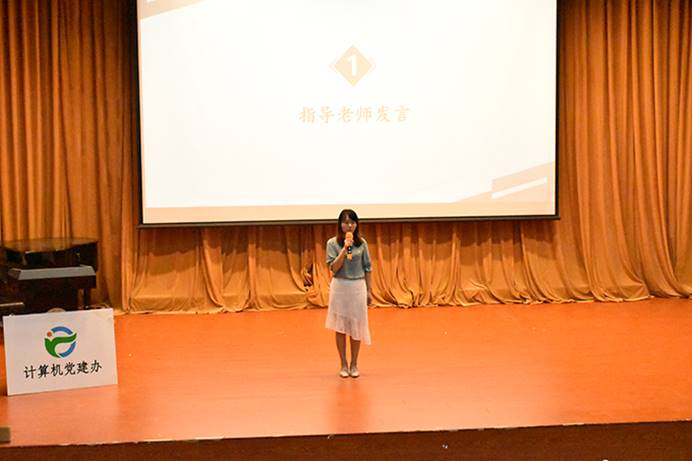 图片包含 桌子, 站, 男人, 窗帘 描述已自动生成