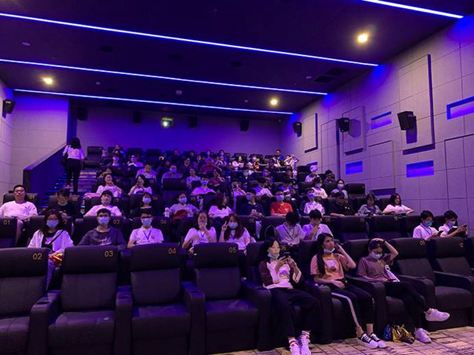 礼堂里有许多人 描述已自动生成