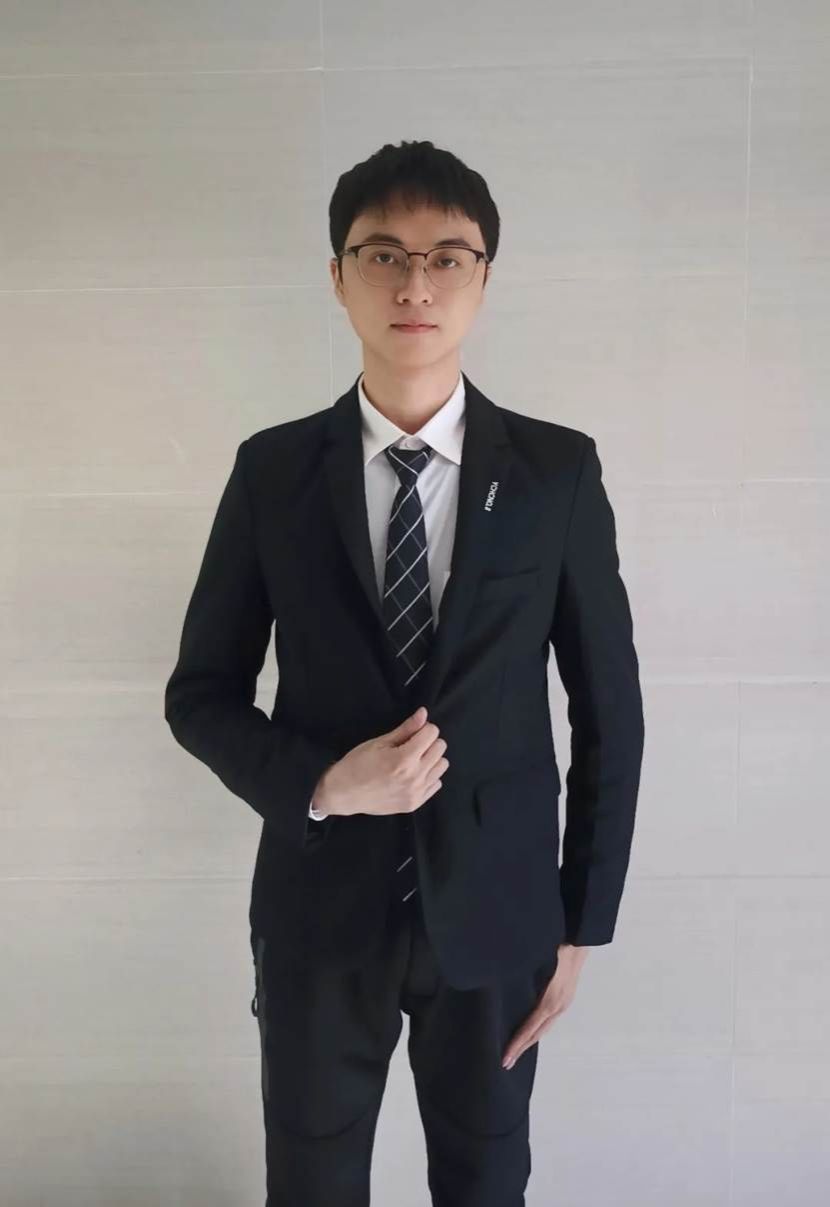 穿着西装笔挺的男子描述已自动生成