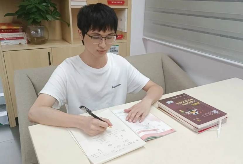 桌子上有人低可信度描述已自动生成