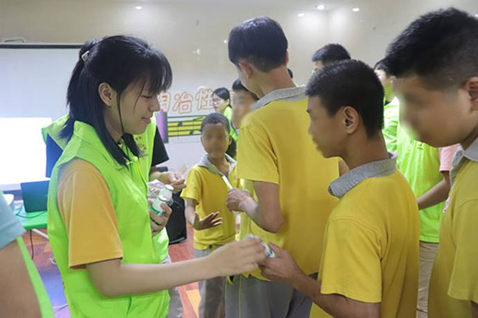 志愿者为小朋友分发零食